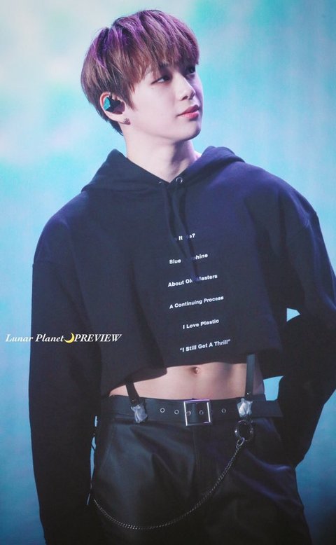 [PANN] Wanna One konserinde göbeği açık giyinen Kang Daniel