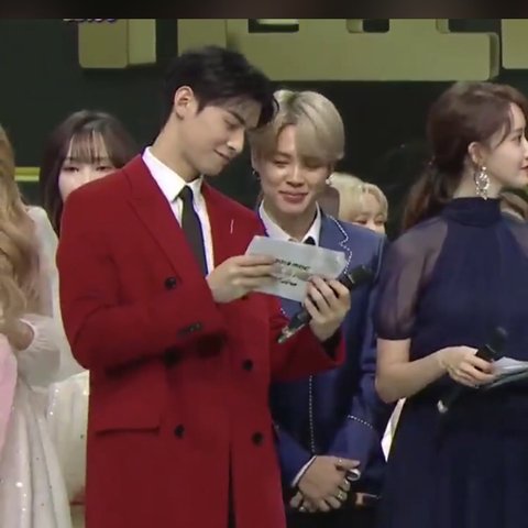 Cha Eunwoo shows Jimin the cue-sheet he's holding ~ pannatic