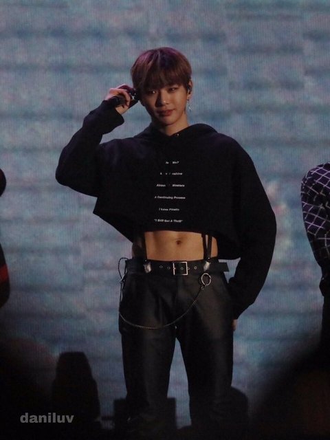 [enter-talk] KANG DANIEL WEARING A CROP TEE IS INSANE ~ PANN좋아!