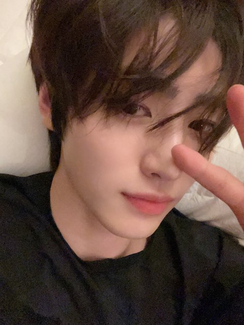 박성훈 침대셀카 봄?