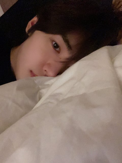 박성훈 침대셀카 봄?