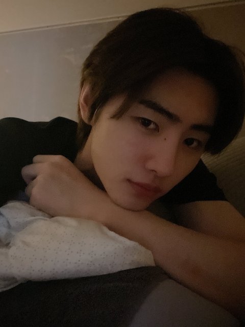 박성훈 침대셀카 봄?