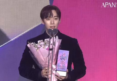 시상식에서 이선균 언급 안한 남돌 출신 배우