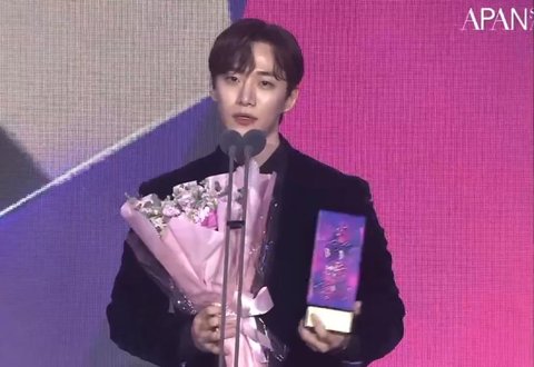 시상식에서 이선균 언급 안한 남돌 출신 배우