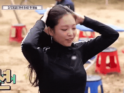 제니 링귀걸이 아디다스져지 카키색 바지 봤음?