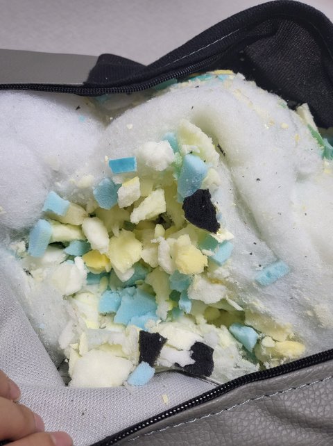 아니, 소파 등받이에 쓰레기가 들어있네요