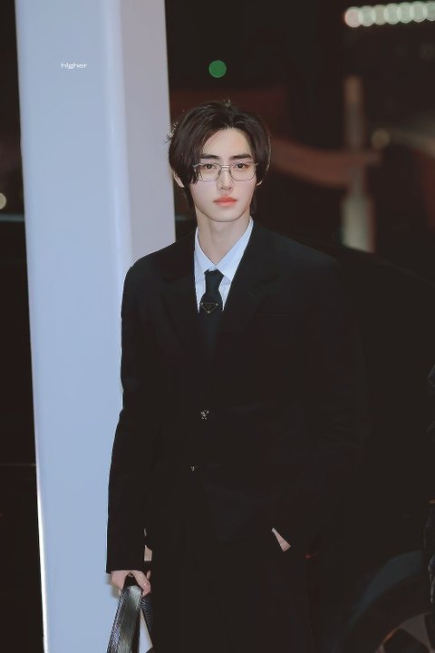 엔하이픈 성훈 착장 어떤게 취향임?