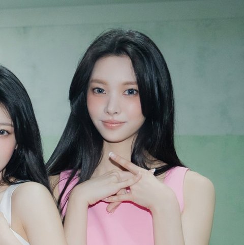 아일릿 윤아는 얼굴도 예쁜데