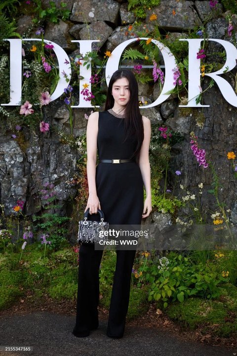 자기 사진 보정해서 올리는 한소희