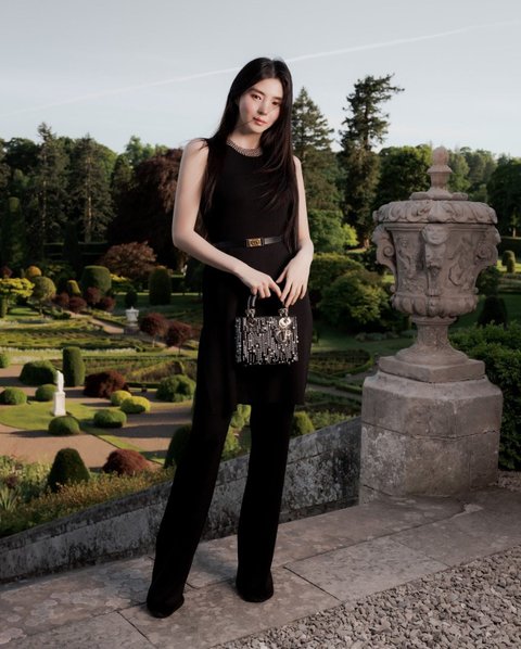 자기 사진 보정해서 올리는 한소희