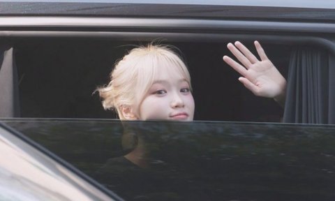 민망해도 인사하는 르세라핌 김채원