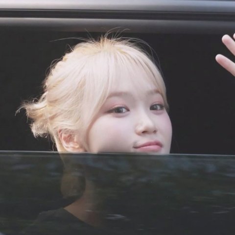 민망해도 인사하는 르세라핌 김채원