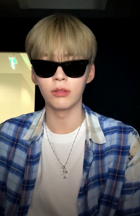 근데 성한빈은 밝은머리가 진짜 잘어울리는거같다