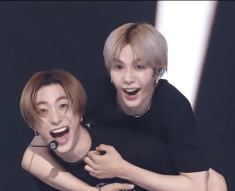 오늘 음방에서 라이즈 앤톤이랑 쇼타로 뽀뽀했대