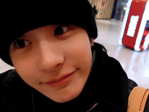 채연 채령 앤톤 셋이 되게 닮지 않았어 ??