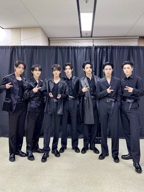 프라다에서 엔하이픈 의상 맞춤제작해줌