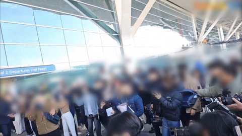 공항에서 팬들 가방 잡아끌고 팔 때리는 기자