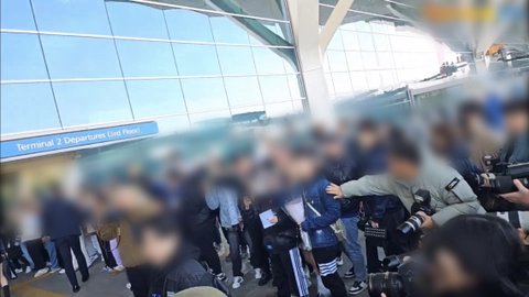 공항에서 팬들 가방 잡아끌고 팔 때리는 기자