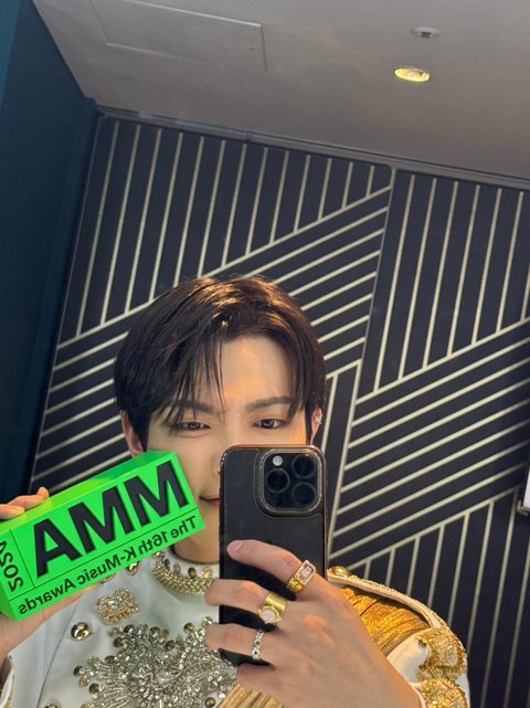 에이티즈 첫 멜뮤상을