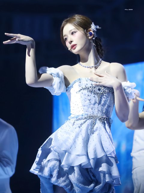 설윤 공주룩 개잘어울리네