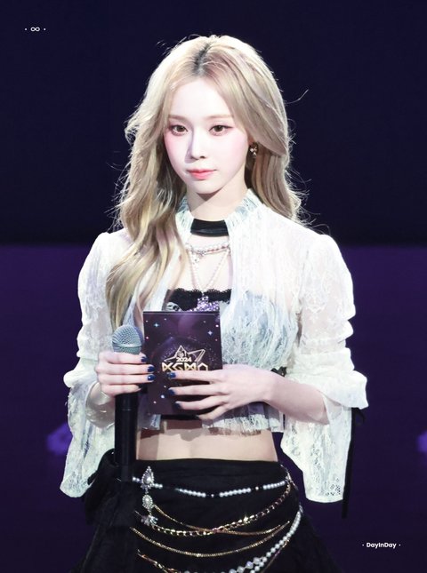 이번 만우절 에스파 사진 엄청 올라오네