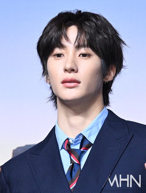 앤톤 흑발하니까 진짜 왕자님 같네