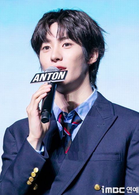 앤톤 흑발하니까 진짜 왕자님 같네