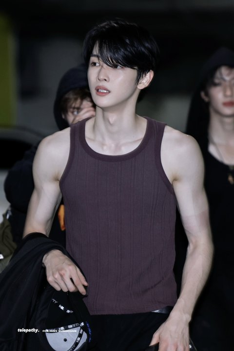 와 근데 성찬은 머리 자르니까