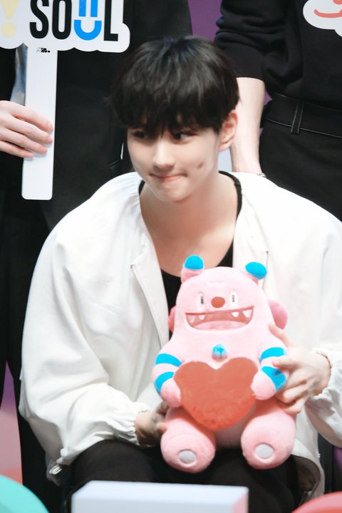 얘가 리더라고 대표로 앞에 나온것도 웃긴데