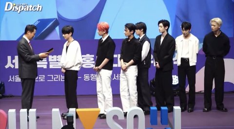 얘가 리더라고 대표로 앞에 나온것도 웃긴데