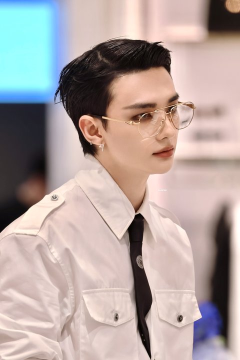 뉴욕 베르사체 매장 방문한 스키즈 현진