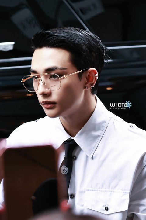 뉴욕 베르사체 매장 방문한 스키즈 현진