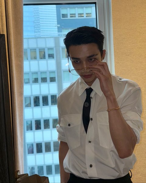 뉴욕 베르사체 매장 방문한 스키즈 현진