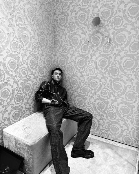 뉴욕 베르사체 매장 방문한 스키즈 현진