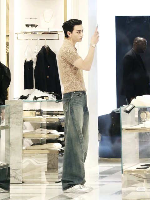 뉴욕 베르사체 매장 방문한 스키즈 현진