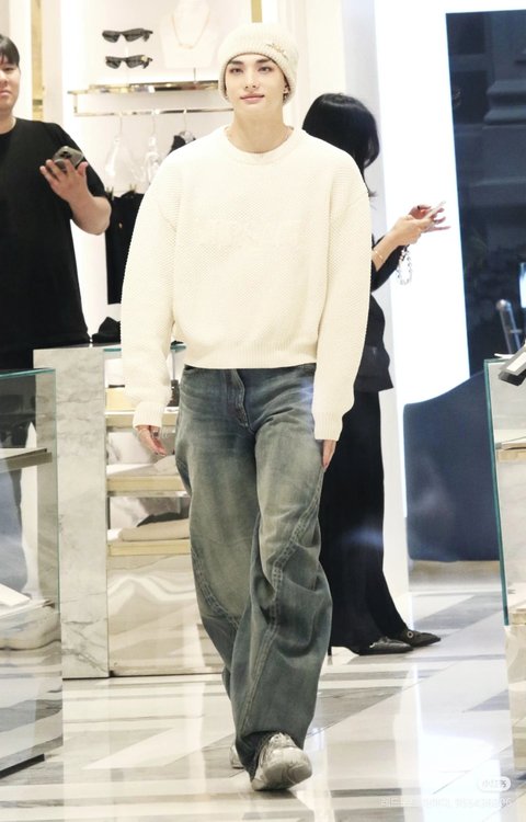 뉴욕 베르사체 매장 방문한 스키즈 현진