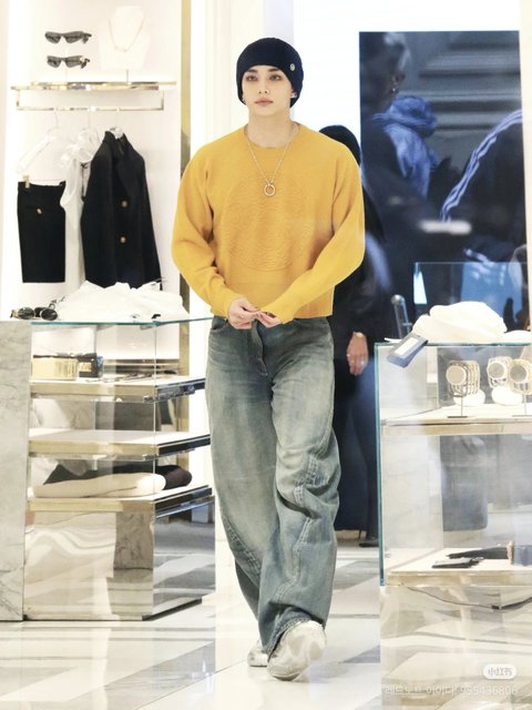 뉴욕 베르사체 매장 방문한 스키즈 현진