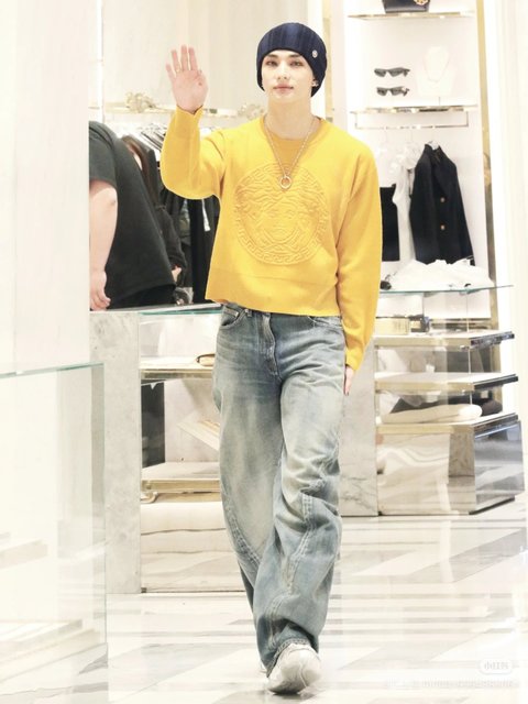 뉴욕 베르사체 매장 방문한 스키즈 현진