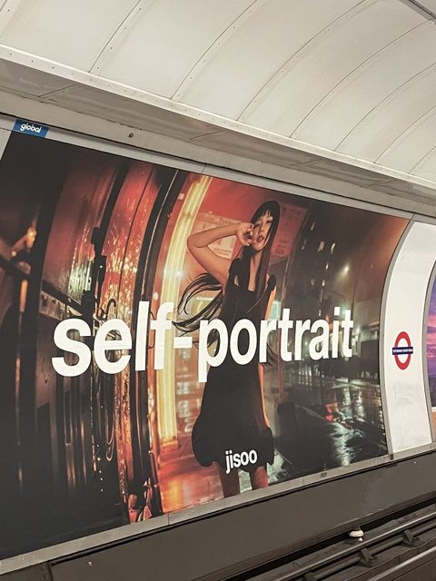 블핑 지수 런던지하철 광고판봐