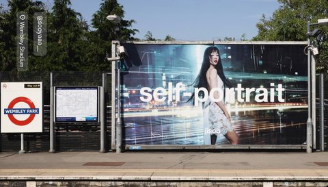 블핑 지수 런던지하철 광고판봐