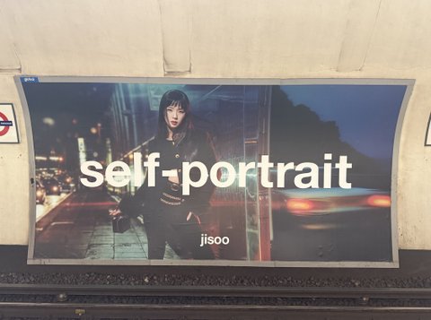 블핑 지수 런던지하철 광고판봐