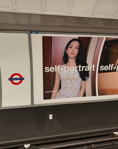 블핑 지수 런던지하철 광고판봐