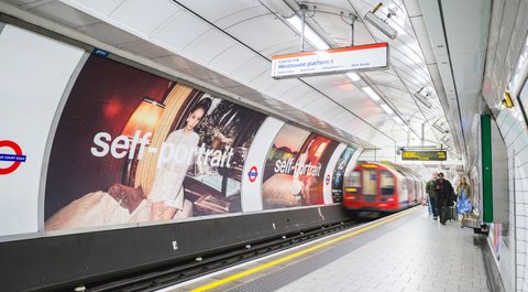 블핑 지수 런던지하철 광고판봐