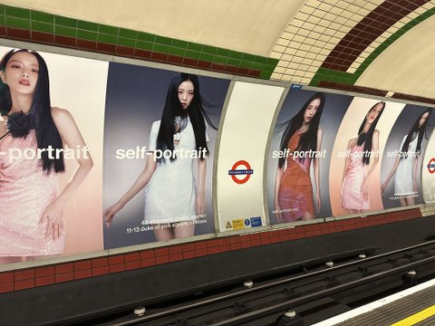 블핑 지수 런던지하철 광고판봐