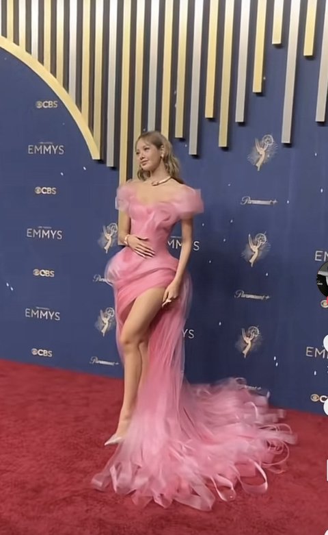 리사 에미상 시상식 드레스 무슨일 ㄷㄷ