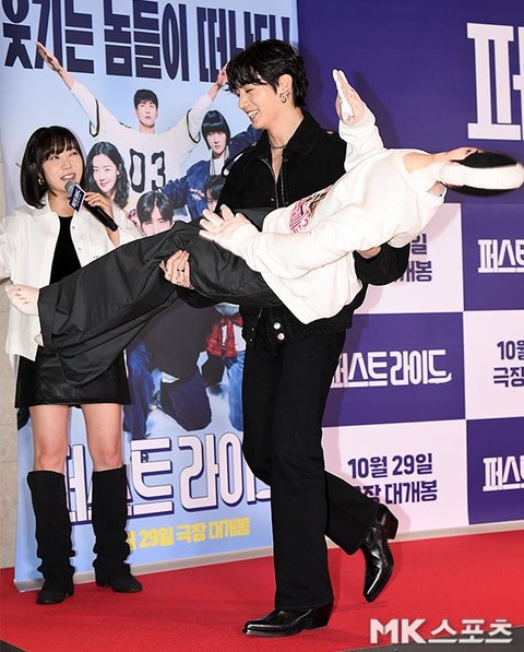 정국 차은우 인형들고 등장함ㅋㅋ