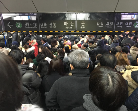 야 출퇴근 미친짓 아니냐 재택근무가 왜 보편화 안되는걸까?