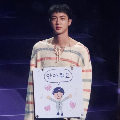 와 방탄 진 이러고 팬들 안아줬대
