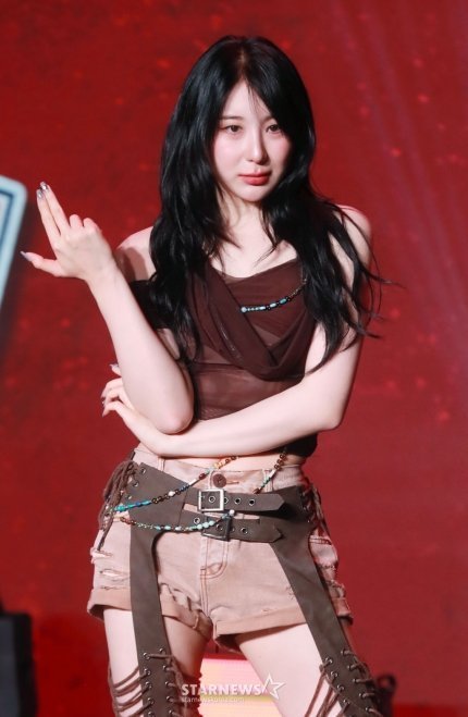 채연 채령 앤톤 셋이 되게 닮지 않았어 ??