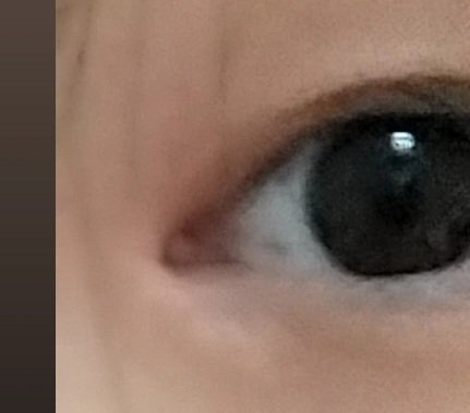 나 갑자기 눈 앞머리 모양이 변해있는데 뭐임???